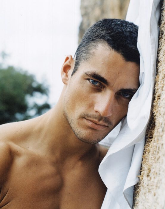 David Gandy viendo a la cámara ojos azules