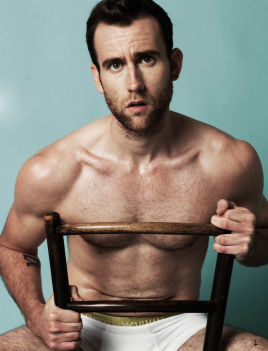 Matthew Lewis sentado en silla en ropa interior