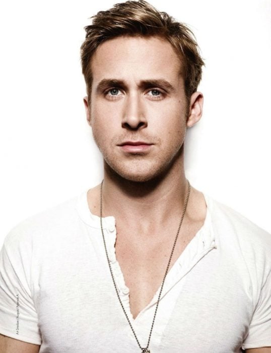 Ryan Gosling posando de blanco