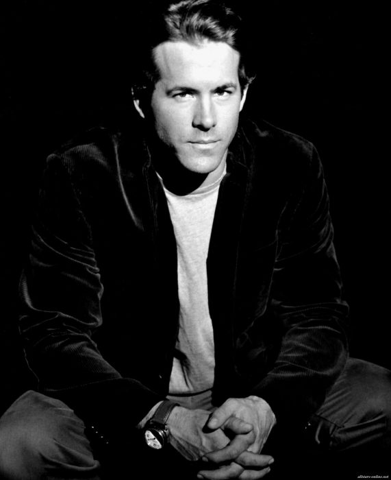 Ryan Reynolds blanco y negro posando serio