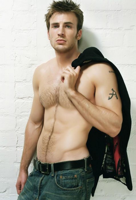 Chris Evans posando sin camisa