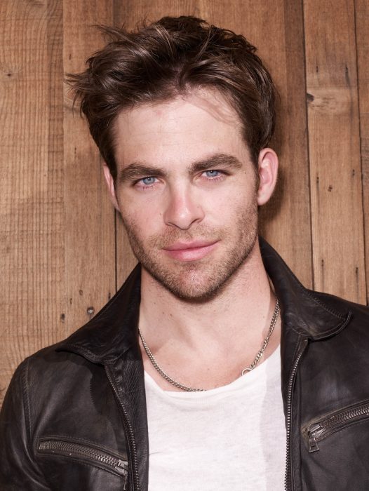 Chris Pine posando con chamarra de piel negra