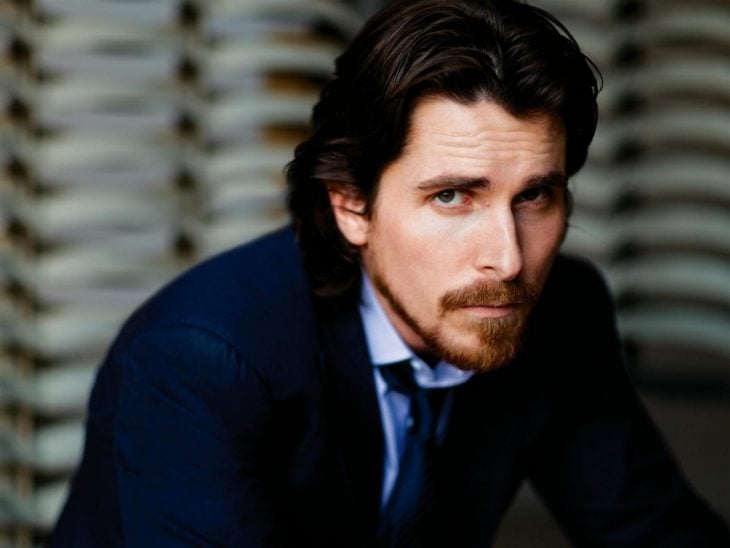 Christian Bale posa serio