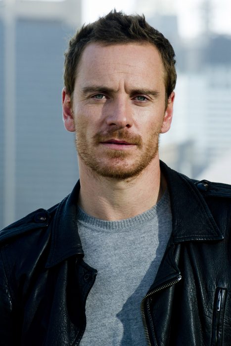 Michael Fassbender serio mirando a la cámara