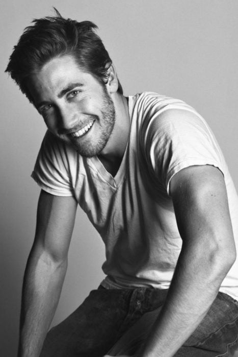 Jake Gyllenhaal blanco y negro sonriendo