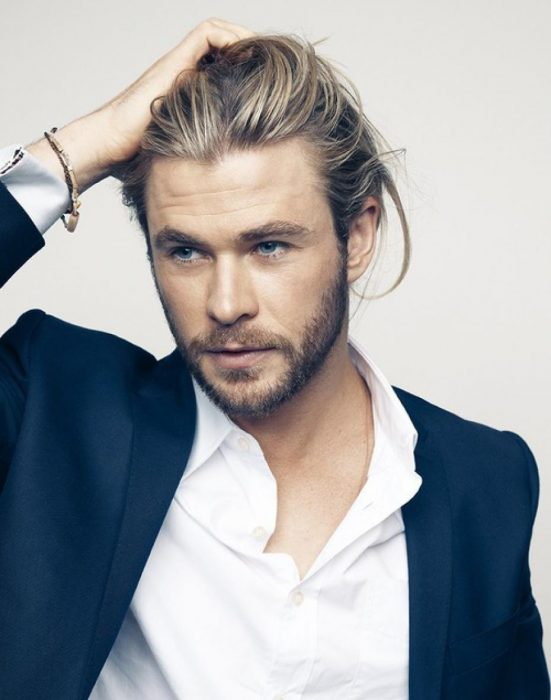 Chris Hemsworth modelando tocando su cabeza