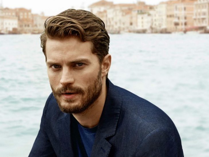 Jamie Dornan con mar al fondo