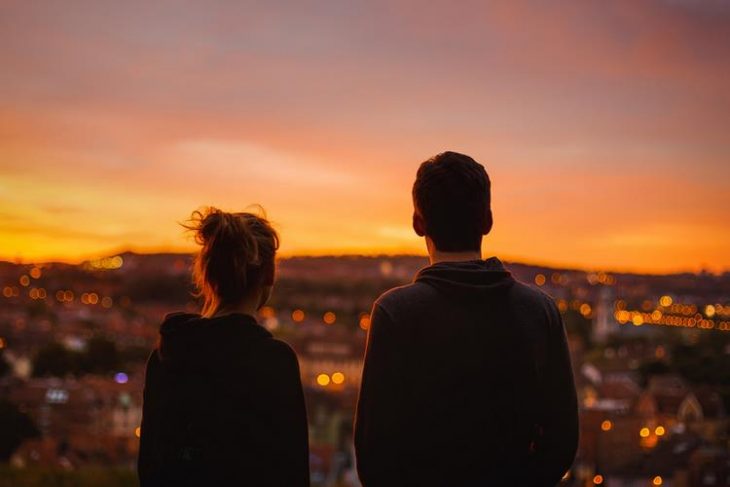 pareja viendo al horizonte