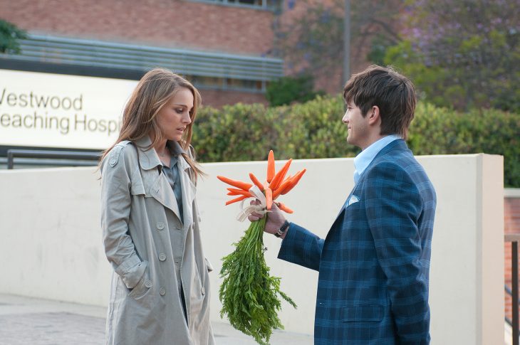 Escena de la película No Strings Attached chico regalando zanahorias a una chica