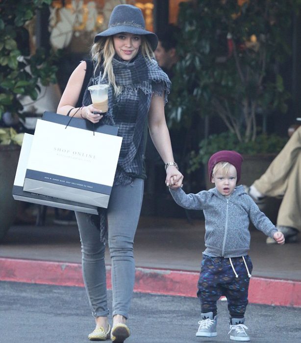 Hilary duff caminando tomando de la mano a su hijo 