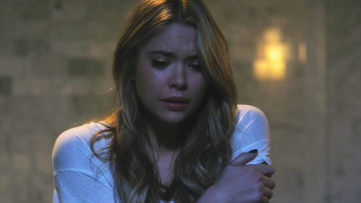 Escena de la serie pretty little liars hanna llorando 