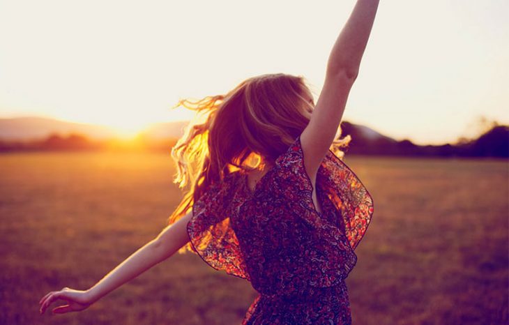 chica bailando al atardecer en el campo