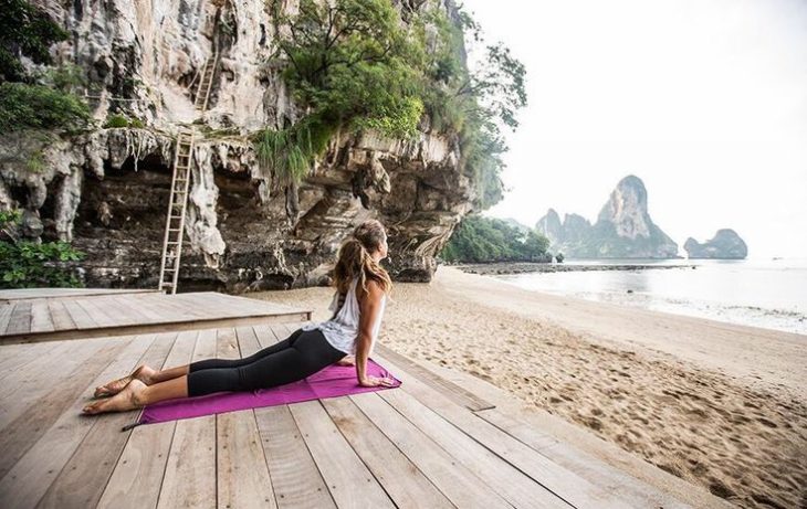 chica hace yoga en la playa