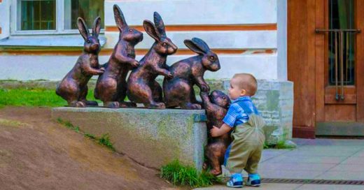 20 Tiernas fotografías que muestran la ingenuidad de los niños cuando ven una estatua