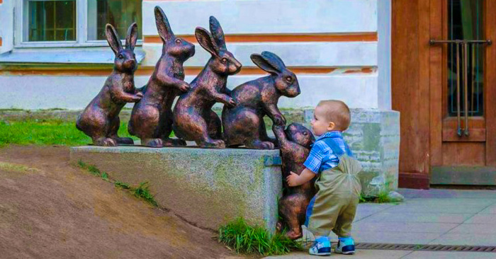 20 Tiernas fotografías que muestran la ingenuidad de los niños cuando ven una estatua