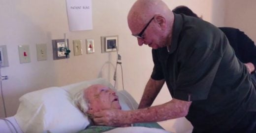 Este hombre de 92 años de edad le cantó una canción de amor a su esposa durante su lecho de muerte
