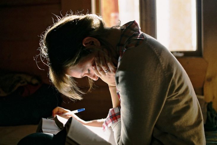 Chica escribiendo en un libro 