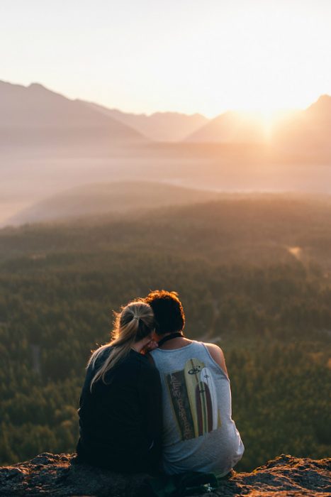 Pareja observando una puesta de sol 