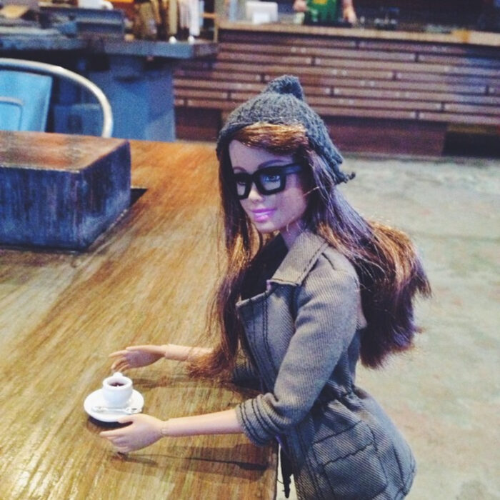 Fotografías de Barbie hipster tomando un café