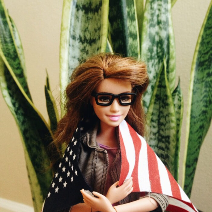 Fotografías de Barbie hipster con lentes y la bandera de Estados Unidos