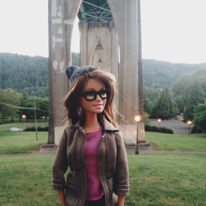 Fotografías de Barbie hipster con lentes y cabello café