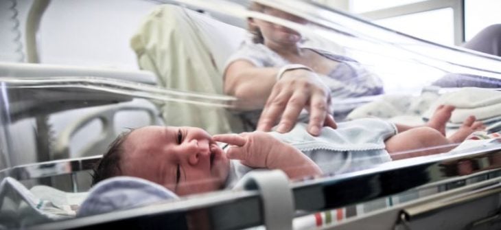 bebé dentro de una incubadora 