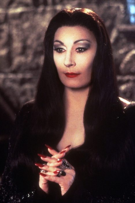 Morticia Adams con los brazos cruzados 