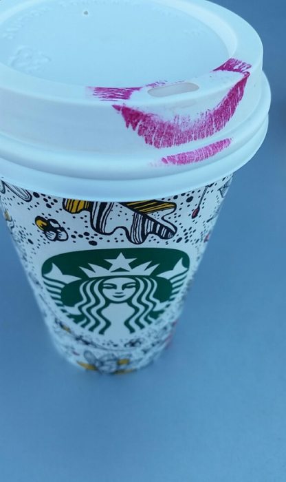 Vaso de Starbucks con labial en la tapa