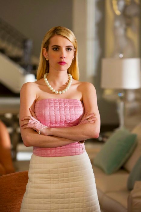 Emma roberts en la serie scream queens con cara de enojada 