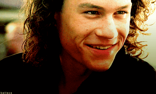 GIF de Heath Ledger sonriendo 