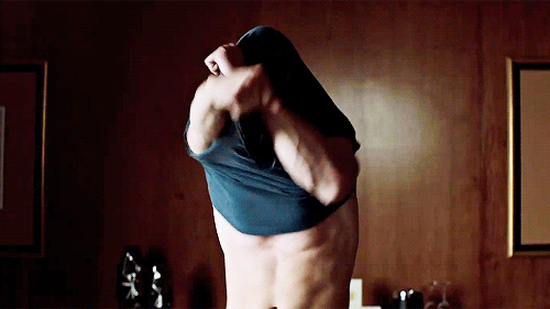 GIF de Christian Grey quitándose la camisa 