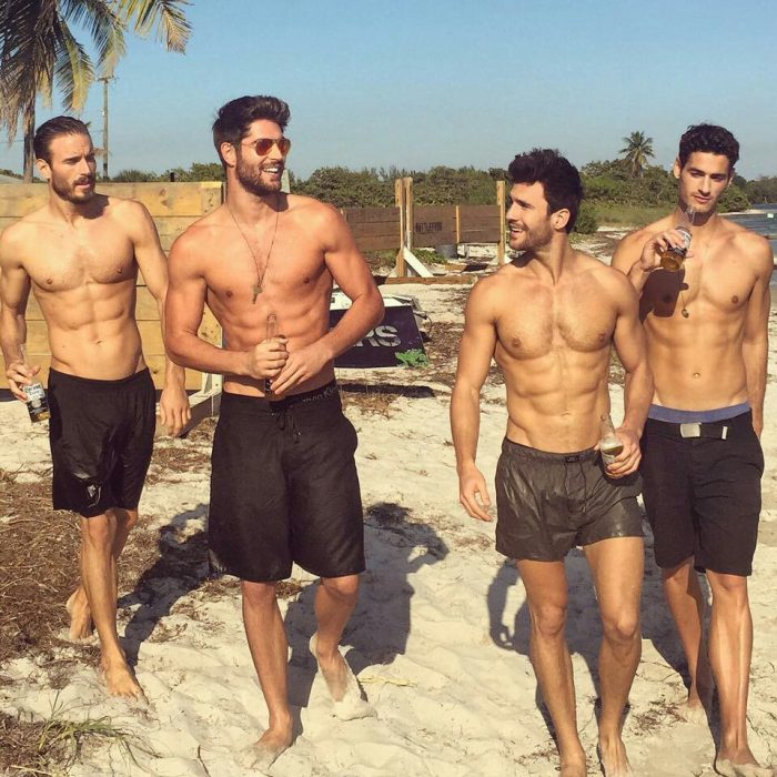 Nick Bateman con sus amigos en la playa 