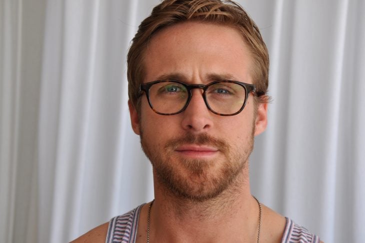 Ryan Gosling con lentes para ver 