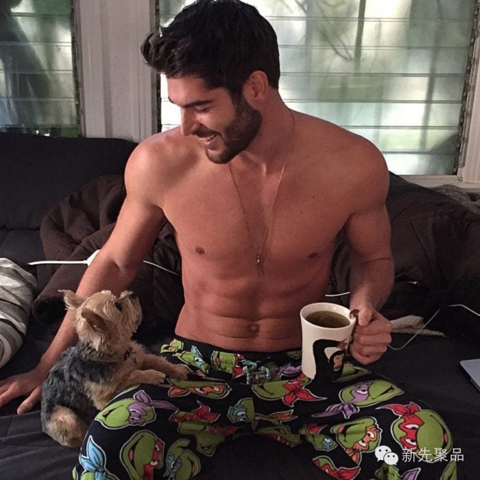 Chico en pijama con un perrito 