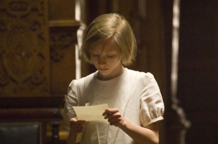 Niña leyendo una carta 