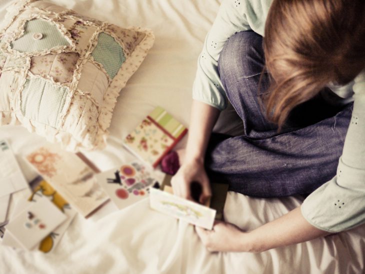 Chica en una cama leyendo una carta 