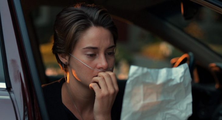 Hazel Grace leyendo una carta, película de Bajo la misma estrella