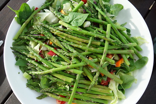 plato de ensalada de espárragos 