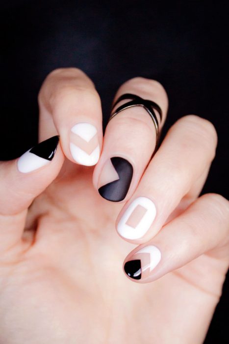 Uñas pintadas con figuras a blanco y negro 