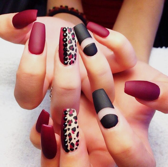 Uñas rojas con efecto mate y en animal print y negro 