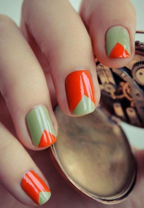 Uñas con distintos diseños en colores naranja y verde 