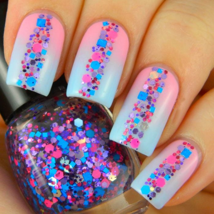 Uñas de color rosa y azul con glitter de colores 