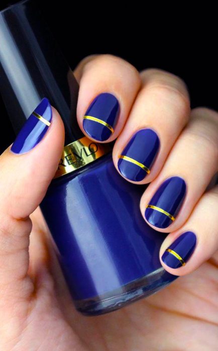 Uñas azul con dorado 