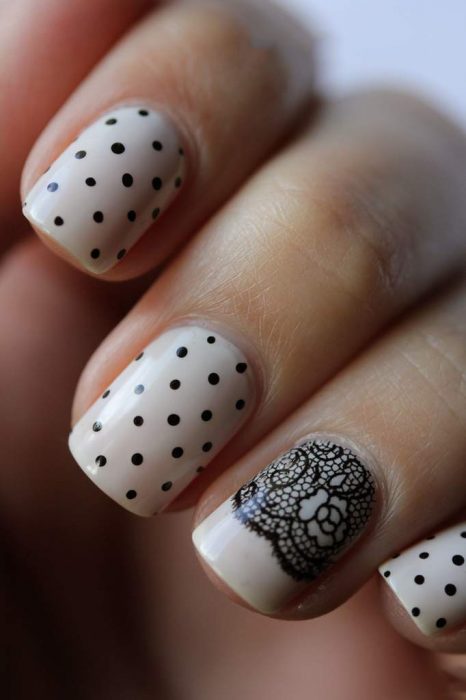 Uñas con puntos negros elegantes 