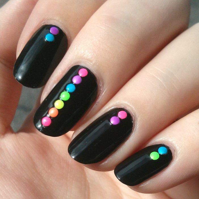 Uñas negras con puntos de colores 