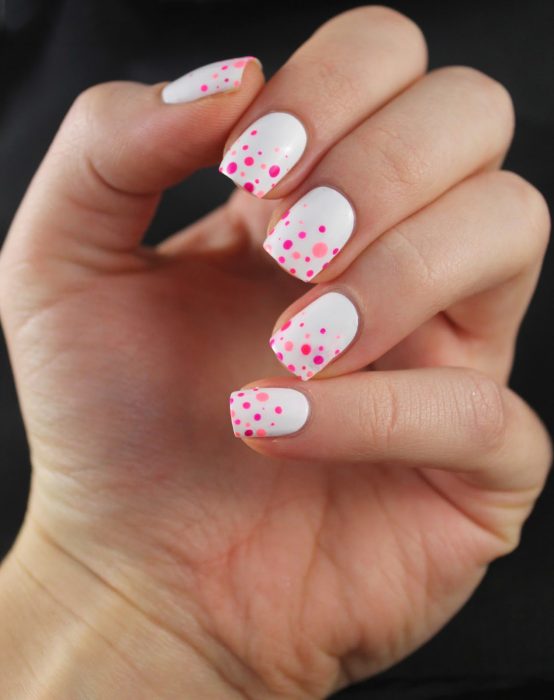 Uñas blancas con puntos rosas 