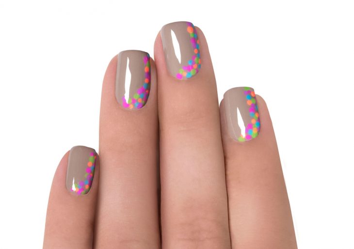 Uñas cafés con puntos de colores 