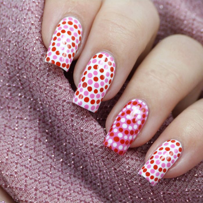 Uñas con puntos rosas, rojas y blancos en espiral 