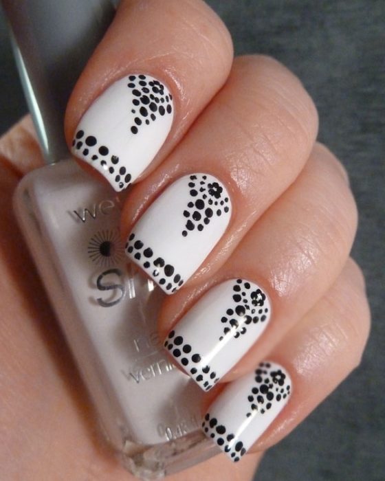 Uñas blancas con puntos de diseños elegantes 