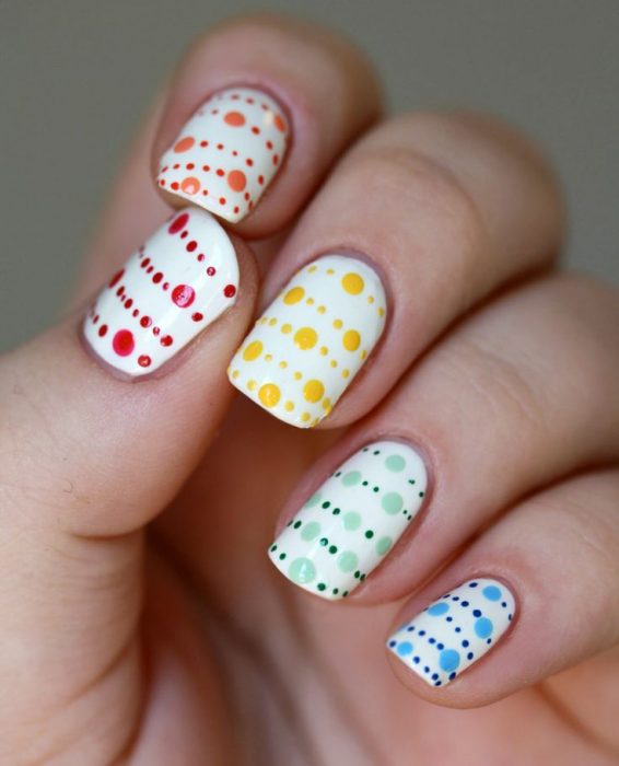 Uñas blancas con puntos de colores 